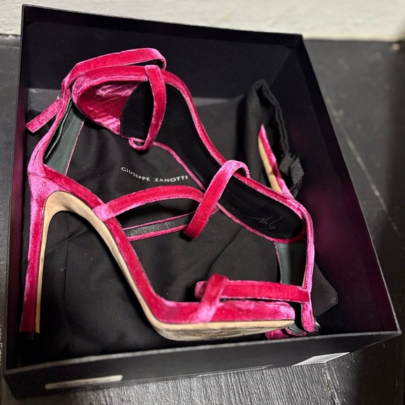 Giuseppe Zanotti Veronica Melograno Fuchsia velvet suede sandals size US 9.5 - Picture 6 of 12